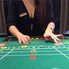 Permainan live casino dengan dealer langsung di platform win33 Indonesia